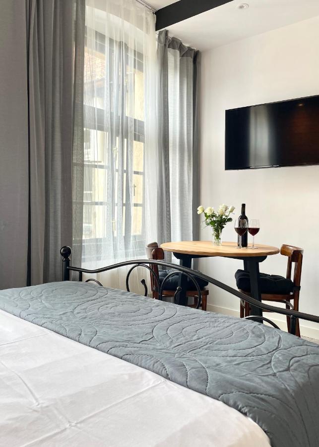 Copernicus Street Apartment – Broken Flowers