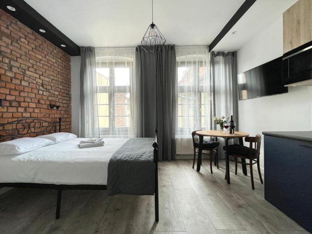 Copernicus Street Apartment – Broken Flowers