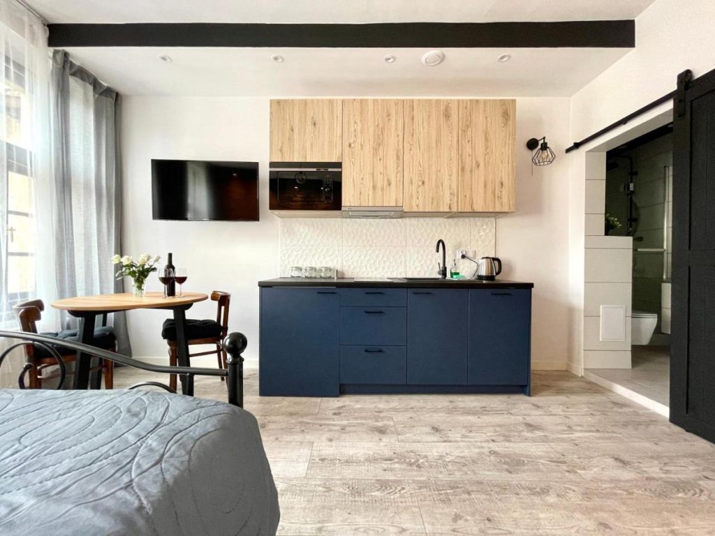 Copernicus Street Apartment – Broken Flowers