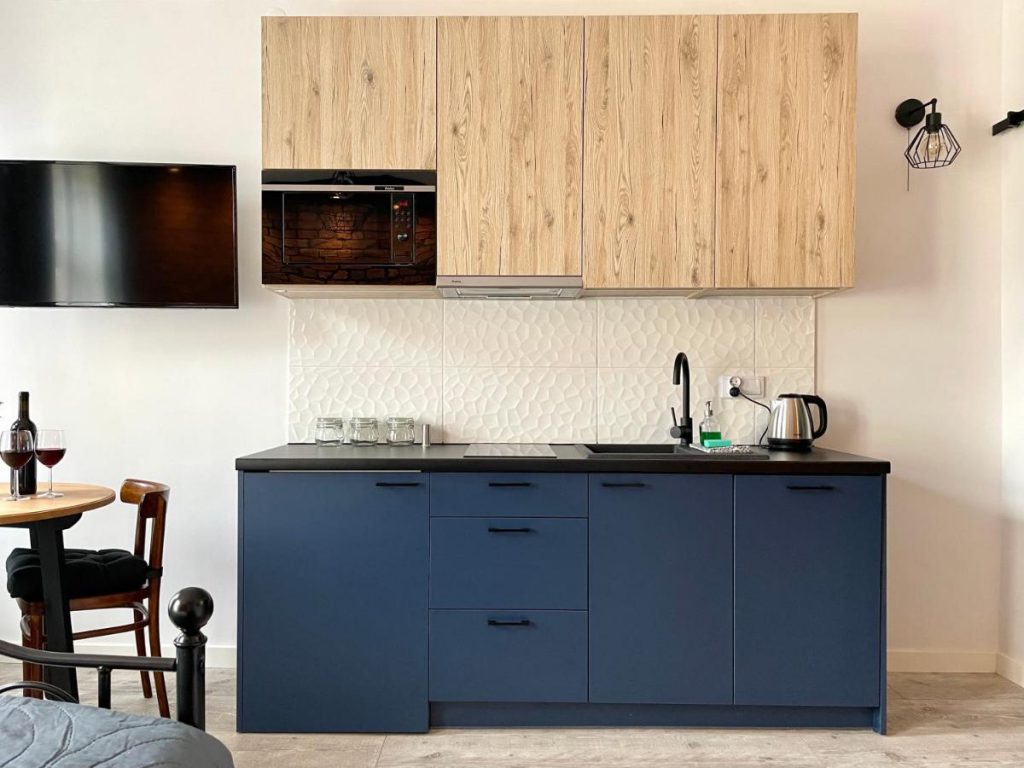 Copernicus Street Apartment – Broken Flowers