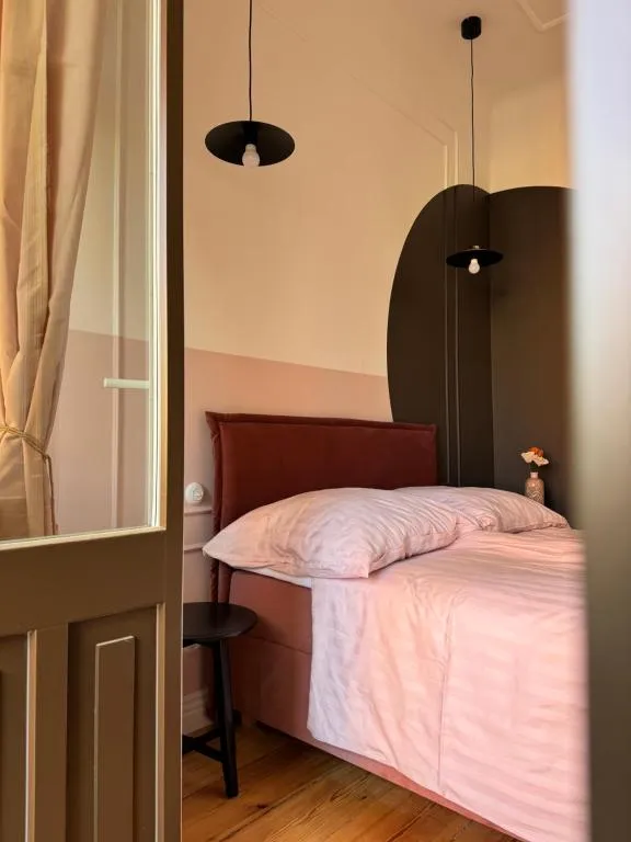 Filmowe Apartamenty z parkingiem – różowy